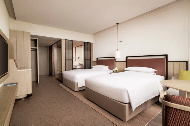 غرفة بسريرين مزدوجين بإطلالة على البحر، Marriott Yalong Bay 3/7