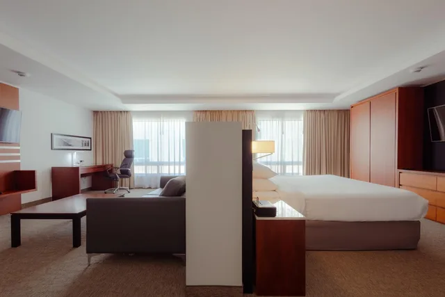 Master, Suite, King Bed, Sofa، Sheraton Leon 3/6