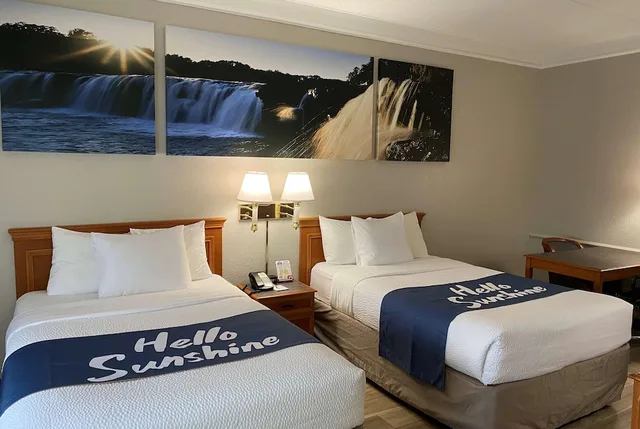 غرفة بسريرين مزدوجين، Days Inn & Suites by Wyndham Arlington Heights 4/10