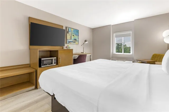 غرفة بسرير كينج بحوض استحمام لذوي الإعاقة، Best Western Plus Raleigh Crabtree Valley Hotel 1/4