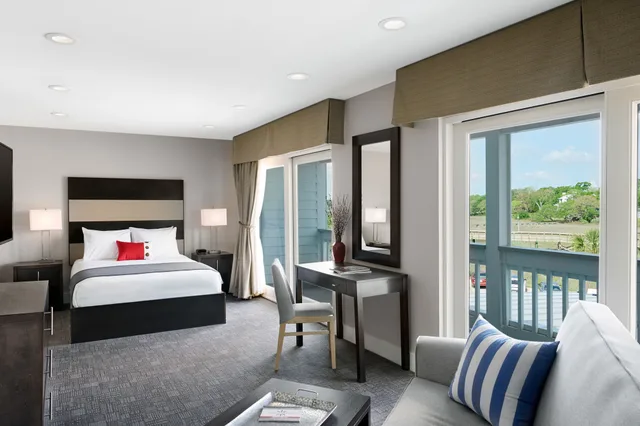 جناح جونيور بسرير كوين مع أريكة، Shem Creek Inn 1/3