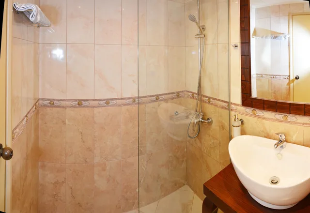 غرفة عائلية بسريرين منفصلين وسرير كوين مع أريكة، HALEPA HOTEL 2/4