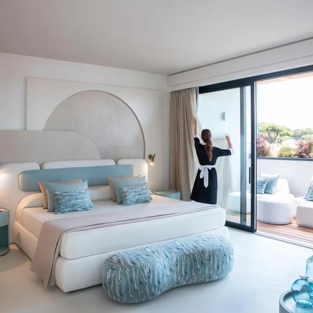 Penthouse Suite, Annex, Byron 1/3