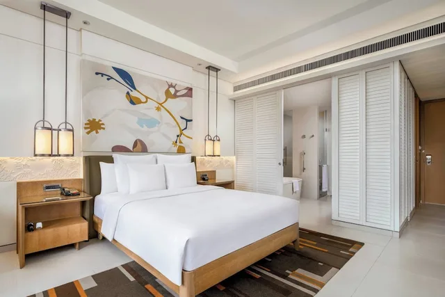 غرفة ديلوكس بسرير كينج بشرفة، Renaissance Sanya Resort and Spa 3/7