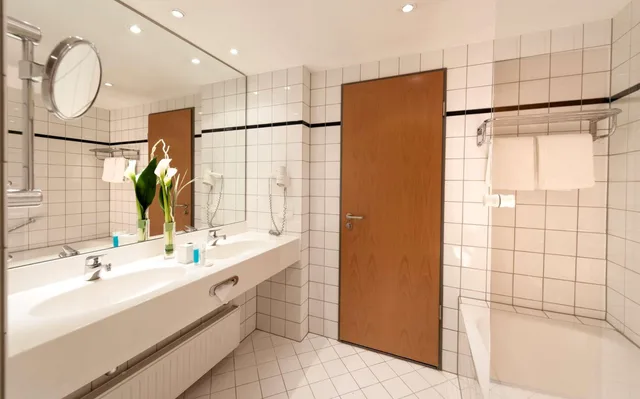 جناح جونيور بسرير كوين مع أريكة، Dorint Kongresshotel Dusseldorf / Neuss 2/3
