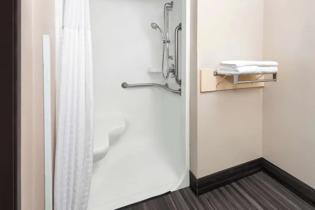 غرفة بسرير كوين لذوي الإعاقة، Super 8 by Wyndham Mt. Vernon OH 3/3