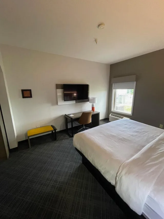 Efficiency, Superior, King Bed, Sofa, Accessible، Comfort Suites Crossville 1/10