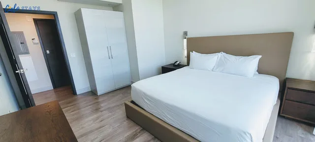 شقة سكنية ديلوكس بسرير كينج بغرفة نوم واحدة بإطلالة جزئية على البحر مع أريكة، CH Luxury Condos & Studios On The Beach 1/3