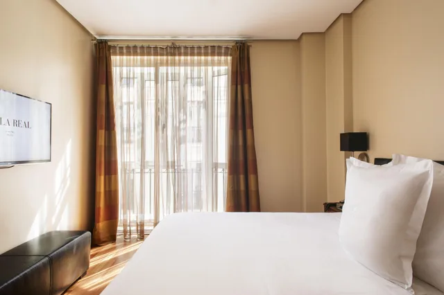 جناح جونيور بشرفة، Hotel Villa Real 1/2