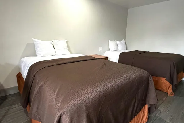 Room, 2 Queen Beds, 6 Rivers Motel 3/4