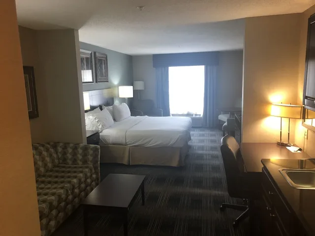 جناح بسرير كينج مع أريكة، Holiday Inn Express Hotel Suites Meriden 4/5