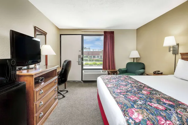 Room, Queen Bed, Days Inn by Wyndham Hoover Birmingham 8/10