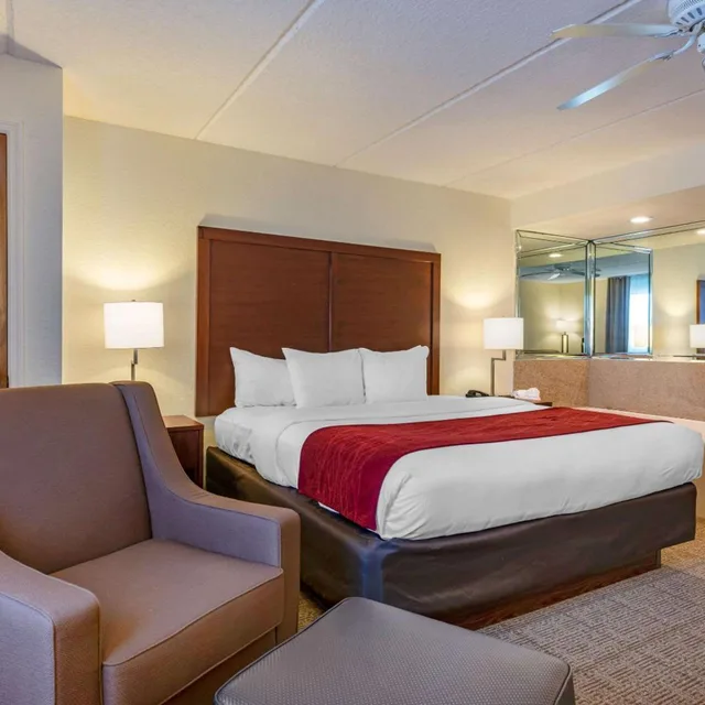غرفة بسرير كينج بجاكوزي، Comfort Inn Kissimmee Lake Buena Vista South 1/9