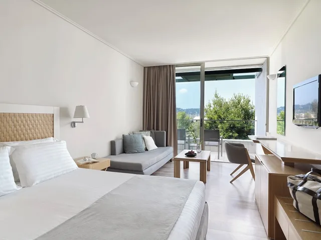غرفة بسريرين منفصلين بإطلالة على الحديقة بشرفة، Kontokali Bay Resort and Spa 2/8