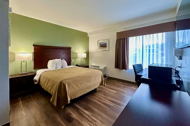 غرفة بسرير كوين، Quality Inn & Suites Albany Airport 2/6