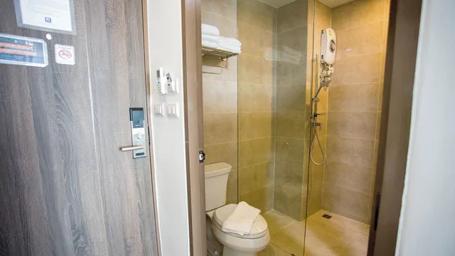 غرفة ديلوكس ثلاثية بسرير مزدوج وسرير فردي، B2 Hat Yai Premier Hotel 6/8