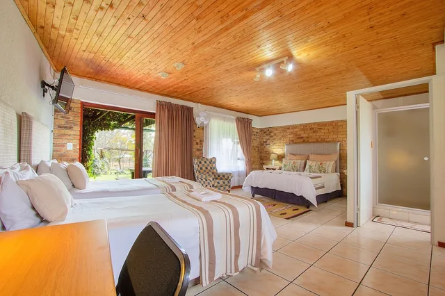 4 Rooms, Family, Queen and Twin Beds, Airport Game Lodge 7/10