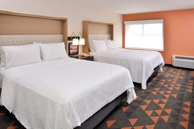Standard, 2 Queen Beds, Atrium View، Holiday Inn Great Falls 3/8