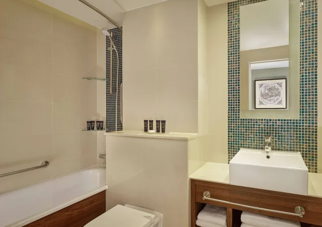 غرفة سوبيريور بسرير كوين، 100 Queens Gate Hotel Curio Collection By Hilton 7/8