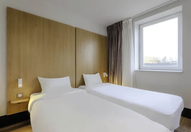 غرفة رباعية بسرير مزدوج وسريرين منفصلين، B&B HOTEL Arras 2/4