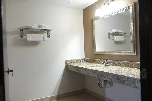 غرفة قياسية بسرير كينج لذوي الإعاقة، American Inn & Suites Waterford 4/6