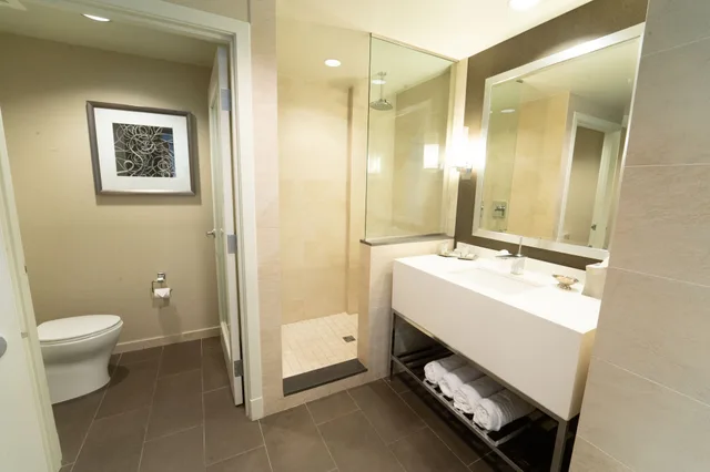 غرفة قياسية بسرير كينج، The Hotel at Arundel Preserve 5/8