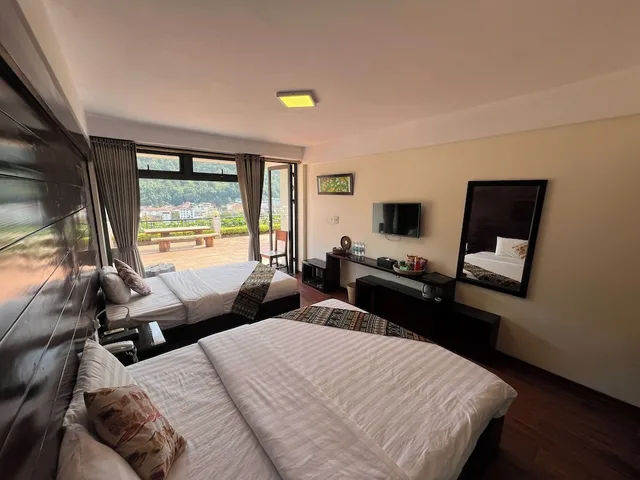 غرفة ديلوكس ثلاثية بسرير كينج وسرير فردي بإطلالة على الجبل بشرفة، Sapa Village Hotel 2/10