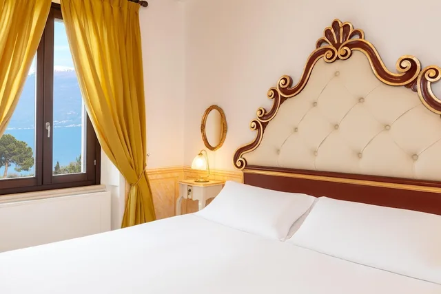 غرفة كلاسيكية بسرير كوين بإطلالة على البحيرة، Boutique Hotel Villa Sostaga 7/10