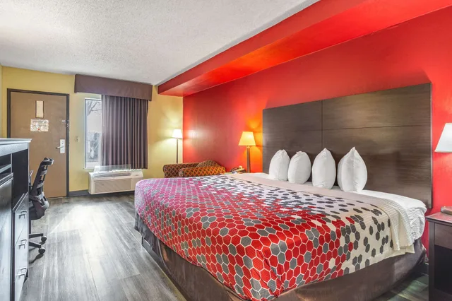 غرفة قياسية بسرير كينج للمدخنين، Econo Lodge & Suites Clarksville near Governors Square Mall 2/6
