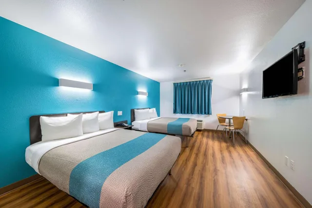 غرفة بسريرين كينج لغير المدخنين بمطبخ، Motel6 Decatur, TX 1/10