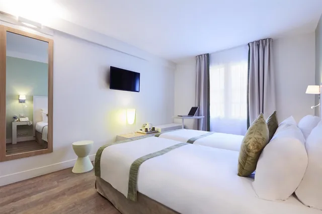 غرفة سوبيريور بسرير مزدوج وسرير فردي، Kyriad Paris 18 - Porte De Clignancourt - Montmartre 1/10