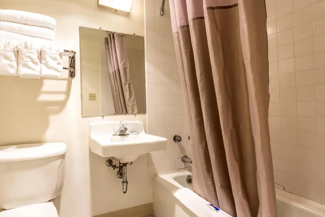 1 Queen Bed - Mobil Access Tub Nsmk Micfridg، Motel6 Butte, MT - Historic City Center 9/10