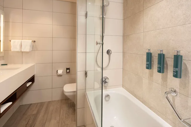 غرفة متصلة بسرير كينج وسريرين منفصلين، Hilton Garden Inn Mbabane Swaziland 9/10