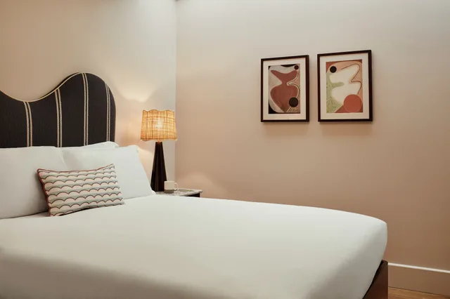 Queen Bed, No Window، The Hoxton Shepherds Bush 1/2