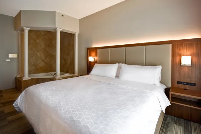 جناح بسرير كينج بحوض جاكوزي، Holiday Inn Express Suites Schererville 1/2