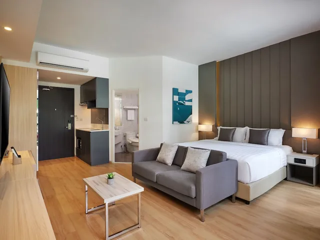 Deluxe, Double Bed, Pool View, Arden Hotel And Residence 7/10