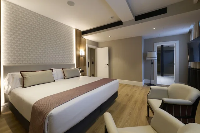 جناح جونيور ديلوكس بانورامي بسرير كينج بإطلالة على المدينة بمسبح خاص، Hotel Catalonia Ramblas 1/4