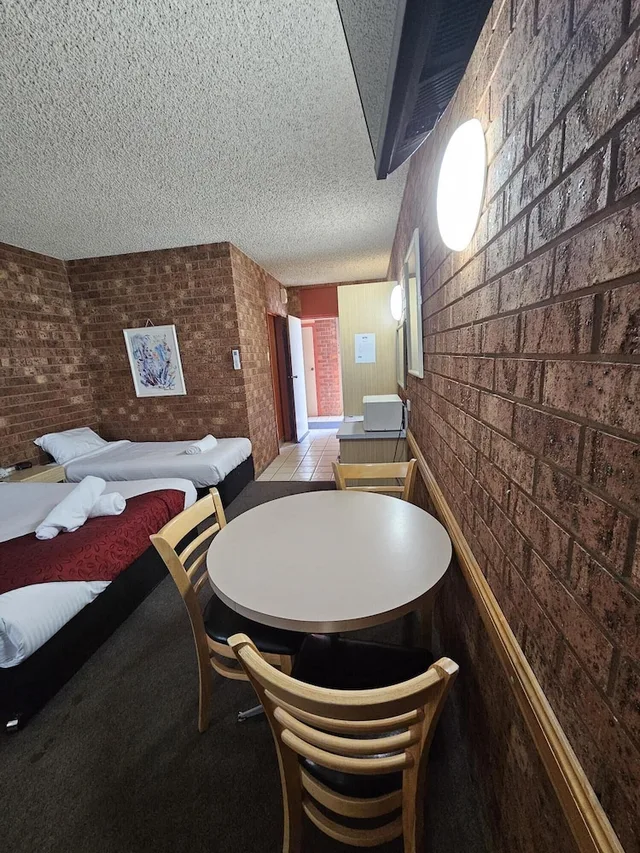 Family, Queen and Twin Beds, Courtyard Motor Inn 4/4