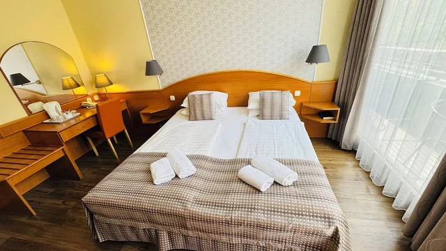 غرفة ديلوكس بسرير كوين بشرفة، Hotel Orion Varkert 1/1