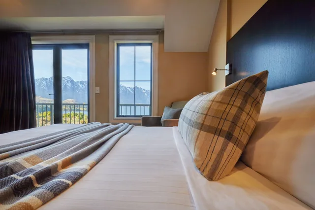 شقة فاخرة بسرير كينج وسريرين منفصلين بإطلالة على البحيرة بغرفتي نوم، Platinum Queenstown Villas 3/10