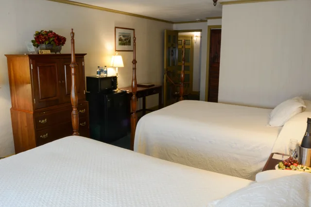 Renovated, 2 Double Beds، Lamie S Inn And the Old Salt Restaurant 4/8