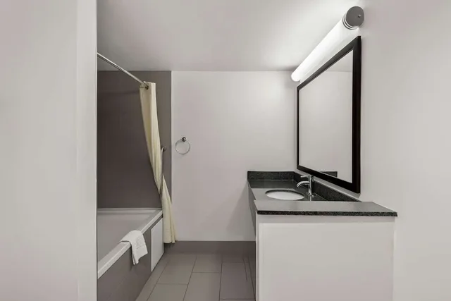 جناح كبير بسرير كينج مع أريكة بحوض جاكوزي، Best Western Luxbury Inn Fort Wayne 1/1