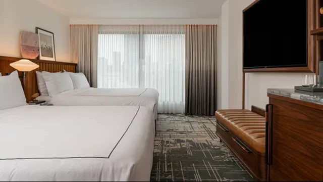 غرفة قياسية بسريرين كينج، Hotel Derek Houston Galleria 3/4