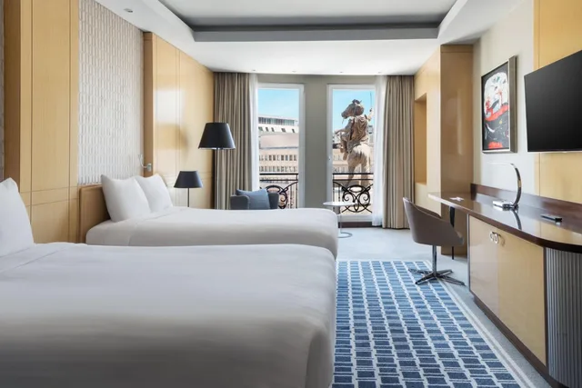Room, Twin Beds, Square View، Skopje Marriott Hotel 3/6