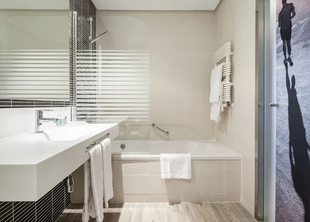 غرفة مفردة بسريرين منفصلين، Hotel Ilunion Atrium 6/7