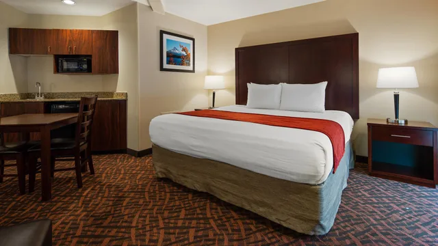Suite, King Bed, Pool Side، Best Western Pony Soldier Inn - Airport 1/4