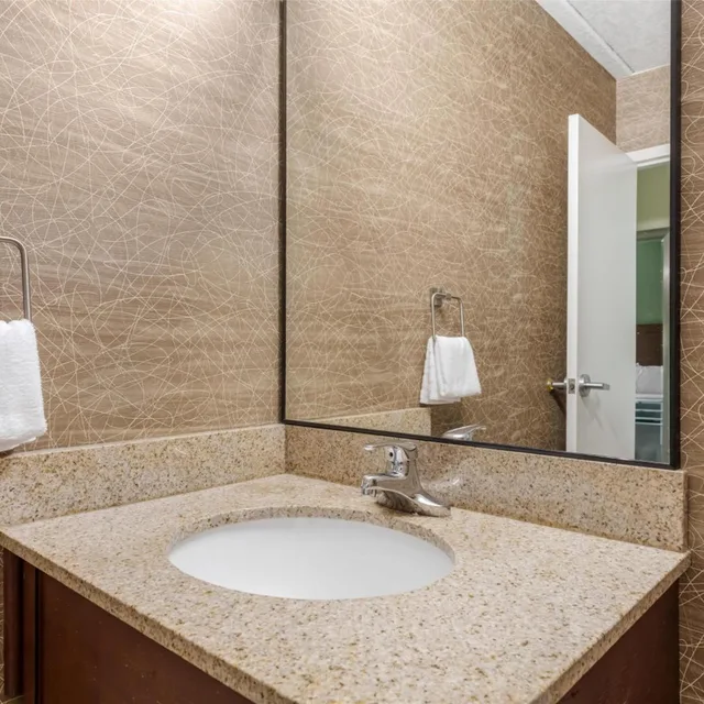 Room, 2 Queen Beds, Pool Side، Best Western Fairmont 7/8