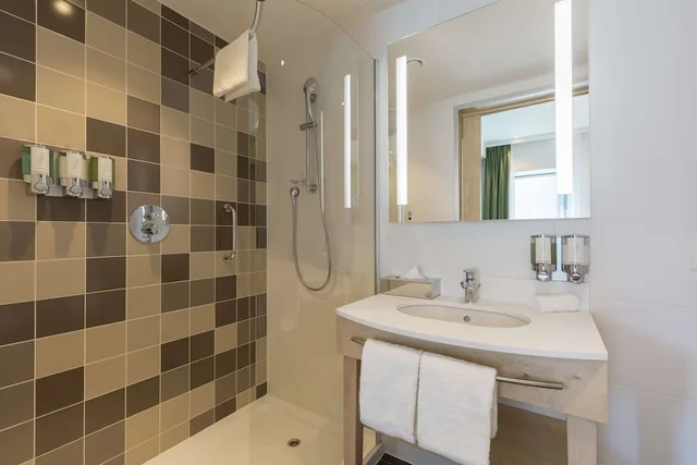 غرفة عائلية بسرير كينج مع أريكة بمطبخ صغير، Hampton by Hilton Antwerp Central Station 4/4