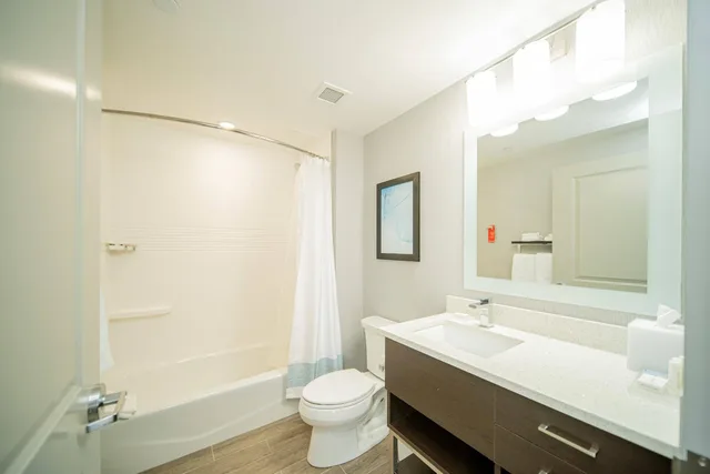 1 Bedroom, Suite, 2 Queen Beds, Partial View, Sofa، TownePlace Suites by Marriott Brantford and Conference Centre 2/2