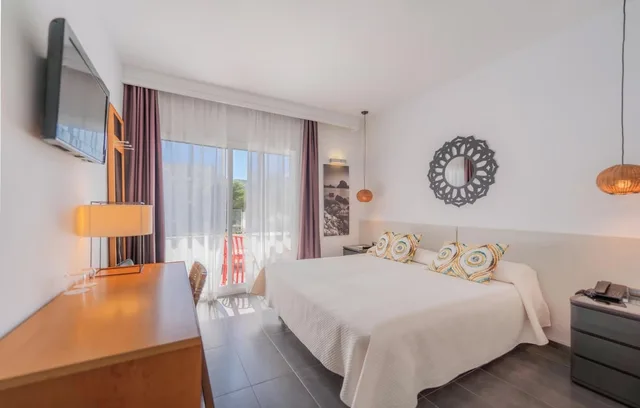 غرفة ديلوكس بسريرين منفصلين، Palladium Hotel Cala Llonga - Adults Only 1/8